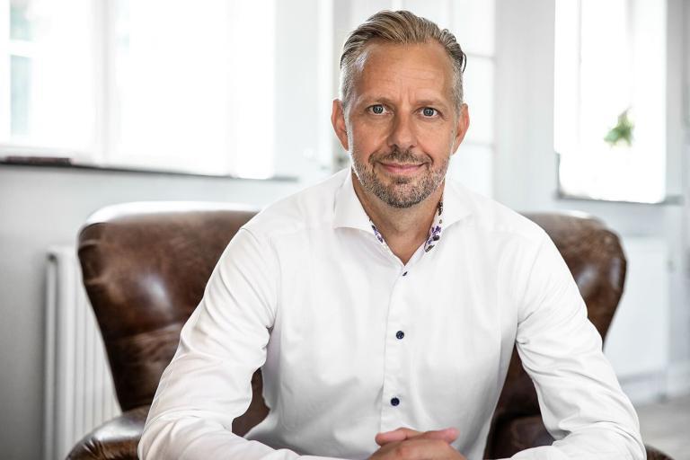 Om os 1 John Andersson, MBA, performance coach og ekspert i effektivisering har gennem de seneste 17 år hjulpet organisationer med at øge bundlinjen gennem et skarpt fokus på performance og effektivitet. John har med mere end 2.500 afholdte kurser i erhvervslivet en bred indsigt i, hvad der motiverer mennesker og reelt skaber forandringerne i organisationer i praksis.